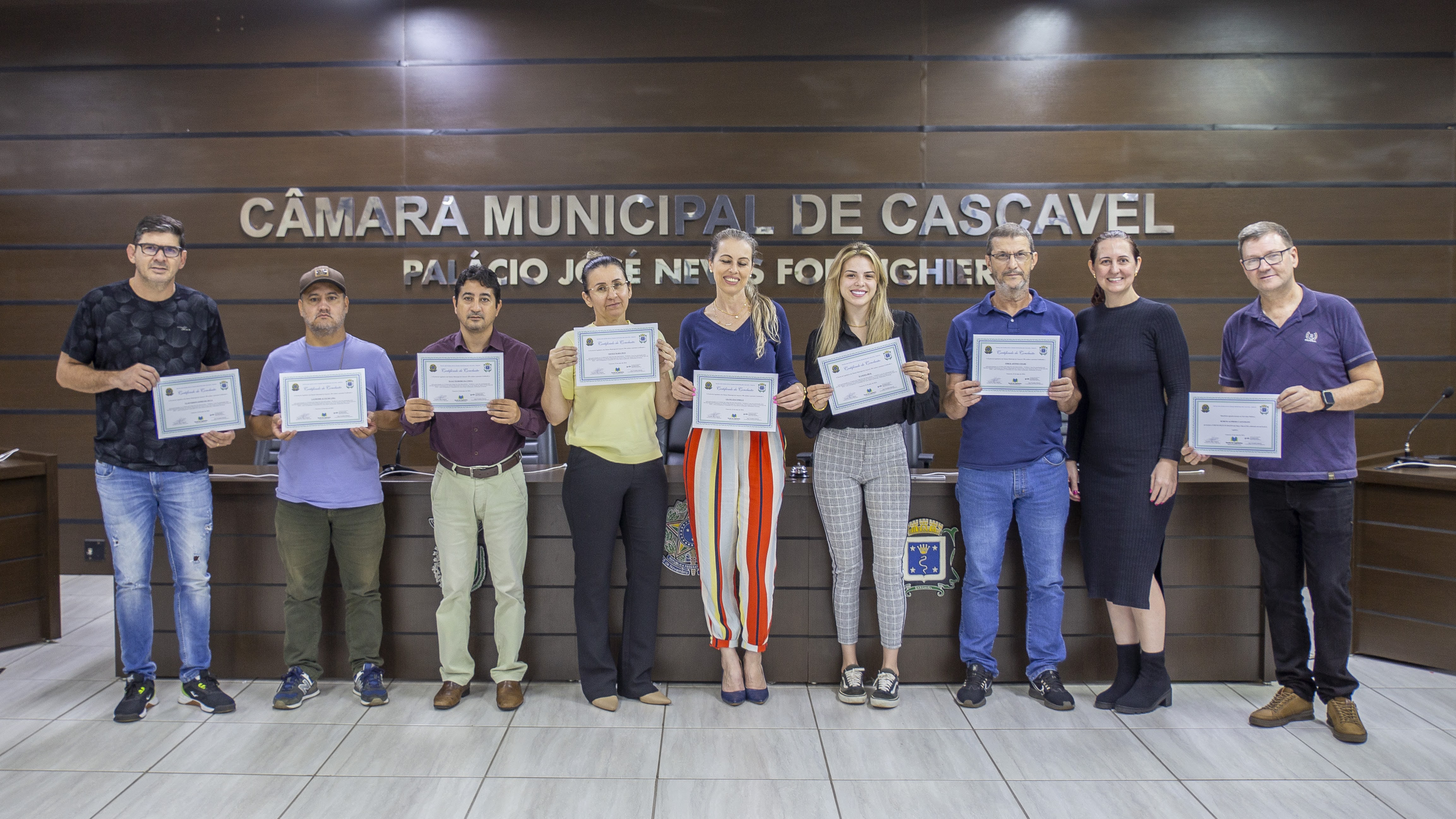 Da esq. para dir.: Claeverson, Laudemir, Elias, Gicele, Geane, Wanessa, Jorge, a coordenadora Jane e o professor Rubens