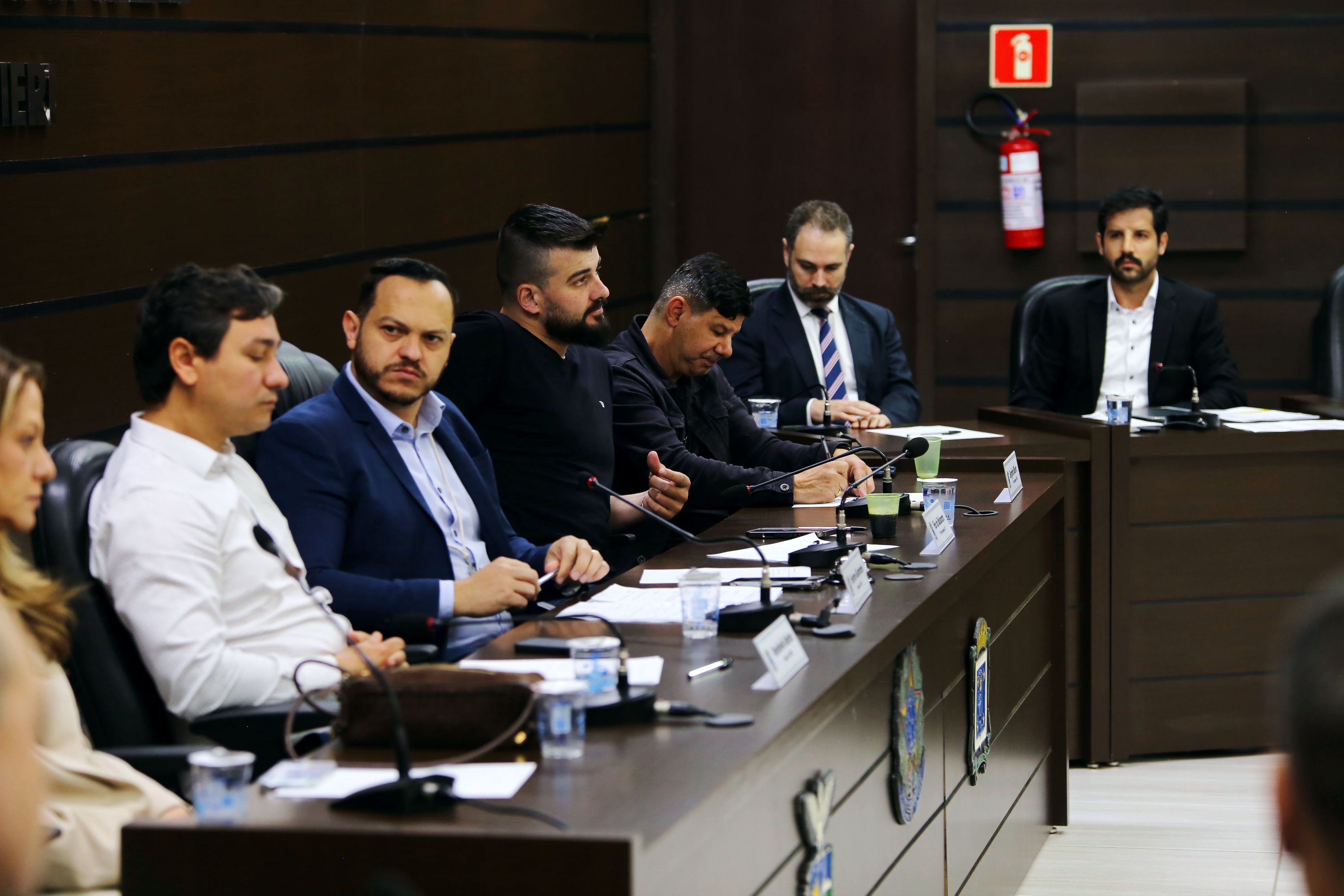 Vereadores e representantes do Ministério Público, OAB e Procon ouvem as explicações da Copel
