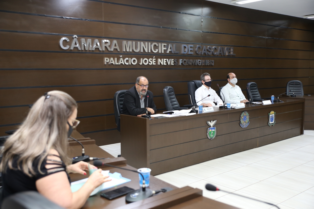 Diretor Mario Galavotti explica os detalhes do projeto da LDO para 2021, ao lado dos vereadores Mazutti e Josué