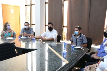 Edson Souza (ao centro) fala com os representantes dos trabalhadores e com o Conselho de Saúde