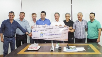 Devolução aconteceu no gabinete do prefeito Edgar Bueno|Vereadores Nei Haveroth, Valmir Severgnini, Gugu Bueno, Cláudio Gaiteiro e Luiz Frare