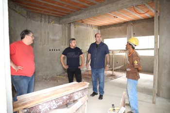 Vereadores da Comissão encontraram apenas quatro operários na obra, sem supervisão