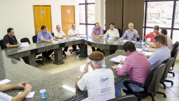 Grupo de vereadores em reunião com representantes do Executivo|Da reunião participaram a Comissão de Saúde e membros da Frente Parlamentar da Saúde Pública