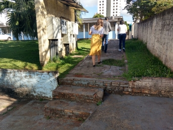 Carlinhos e assessores vistoriam as instalações da Escola Almirante Barroso