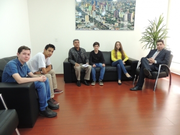 Membros da Câmara Jovem no gabinete do presidente, Gugu Bueno