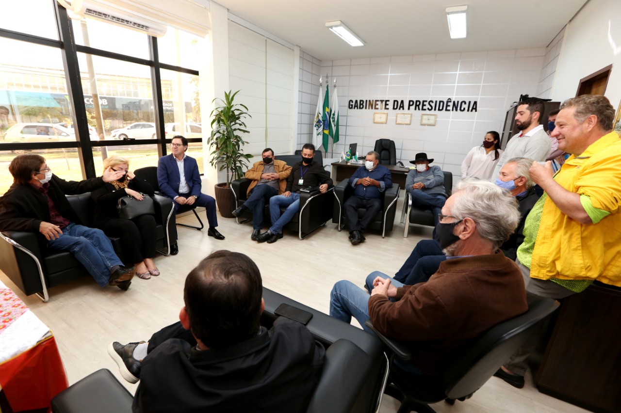 Alécio (3º a partir da esq.), Tiago e Melo (em pé à dir.) ouvem as demandas trazidas pelos produtores rurais