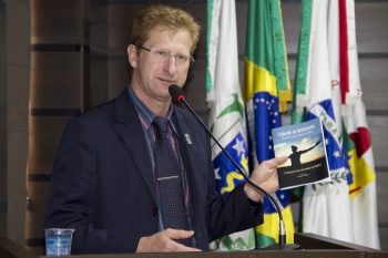 Vereador Nei Haveroth exibe livro na tribuna da Câmara|O poeta Alonso Tomaz no plenário da Câmara de Vereadores