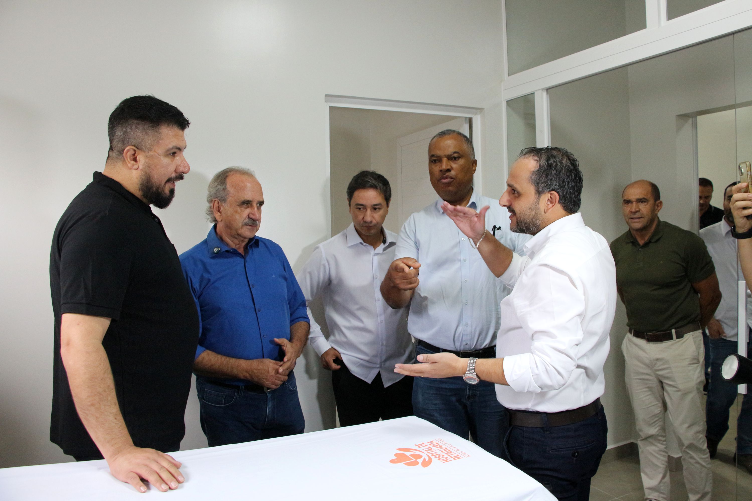 Vereadores da Comissão e o prefeito Renato Silva ouvem o secretário Ali Haidar sobre o estágio atual da obra