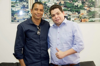 Gilberto Silva com o presidente da Câmara, Gugu Bueno|Deputado Adelino Ribeiro e vereador Romulo Quintino também estavam presentes