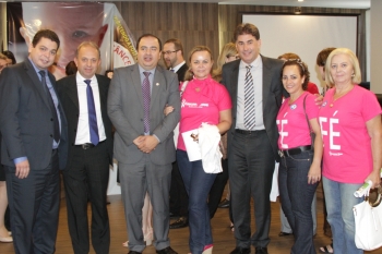 Vereadores com voluntárias do Cascavel Rosa e o deputado Leonaldo Paranhos|