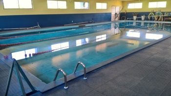 Piscina está sem condições de uso|Cancha sintética de futebol precisa de reparos|Vereador Carlinhos com a coordenadora do Complexo Esportivo