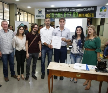 Prefeito Paranhos e vereador Carlinhos comemoram com educadores e líderes comunitários a verba para reforma no Floresta