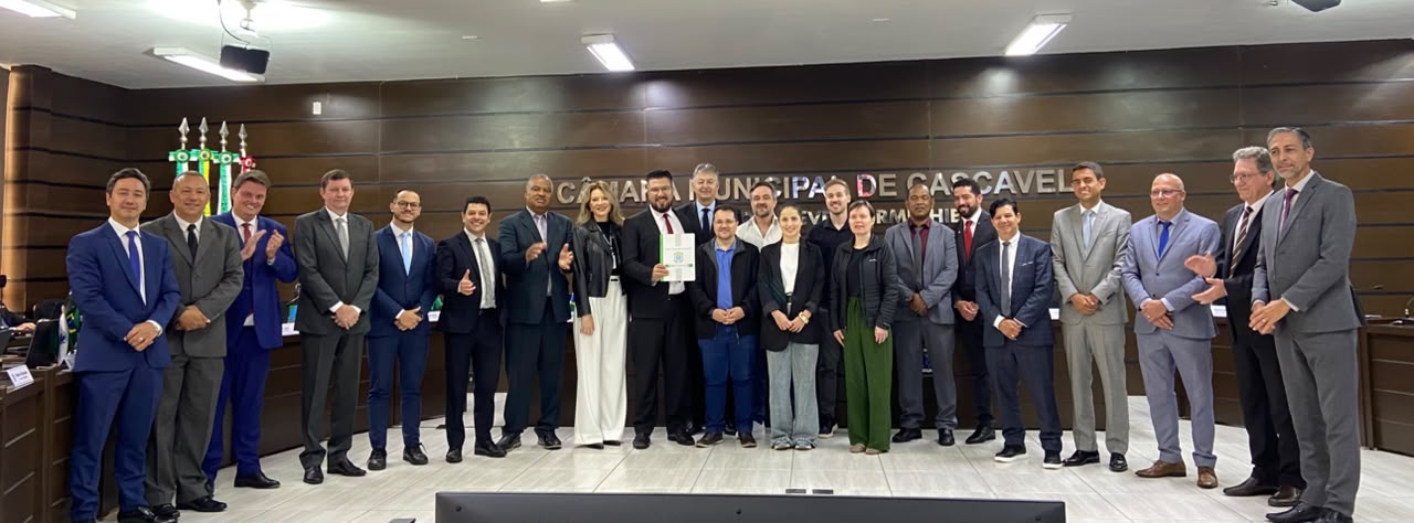 Representantes da categoria dos farmacêuticos posam com os vereadores; ao centro com a moção, o autor