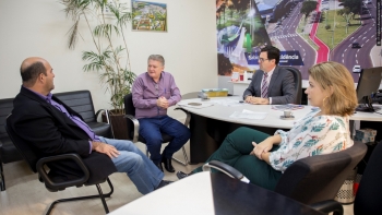 O diretor geral do HU, Edison Leismann (2º a partir da esq.), explica a Alécio e Josué sobre a situação do hospital; à direita a diretora financeira, Carla Saldanha