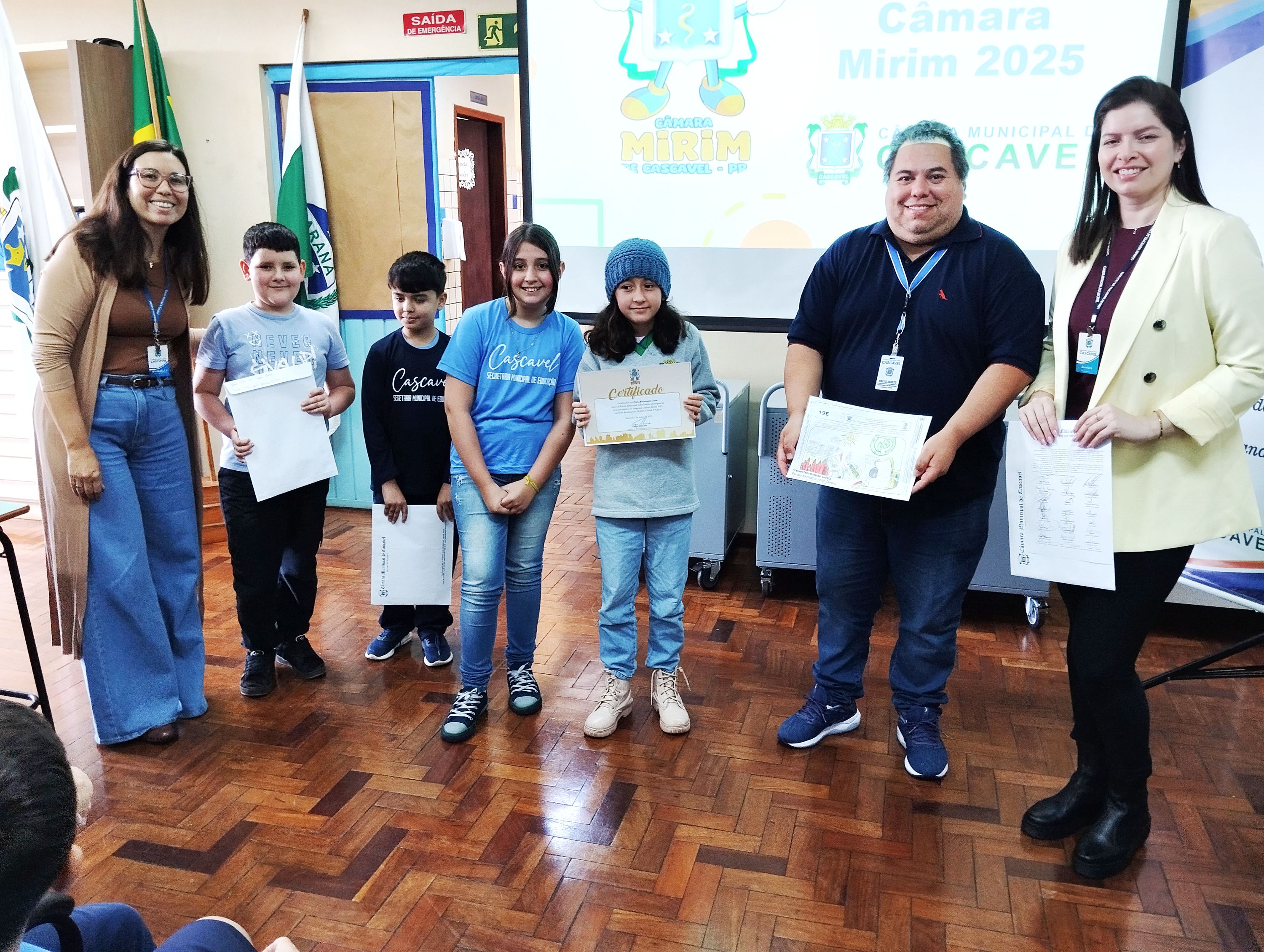 Coordenação do Programa com as crianças que receberam seus desenhos; ao centro, de camiseta azul, a vereadora mirim Ana Beatriz
