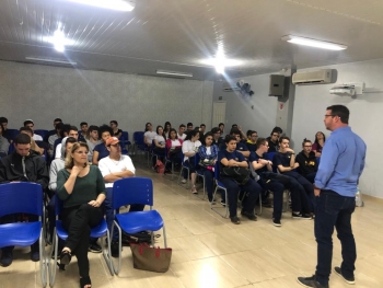 Brugnerotto fala aos estudantes do Wilson Joffre; sentada na primeira fila, a vereadora Nadir Lovera