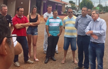 Valdecir Alcântara e Jorge Lange com moradores do Periolo