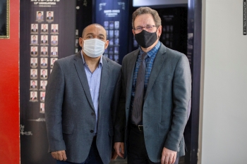 O maestro Hugo Morales (esq.) e o vereador Mazutti no saguão da Câmara, logo após a votação