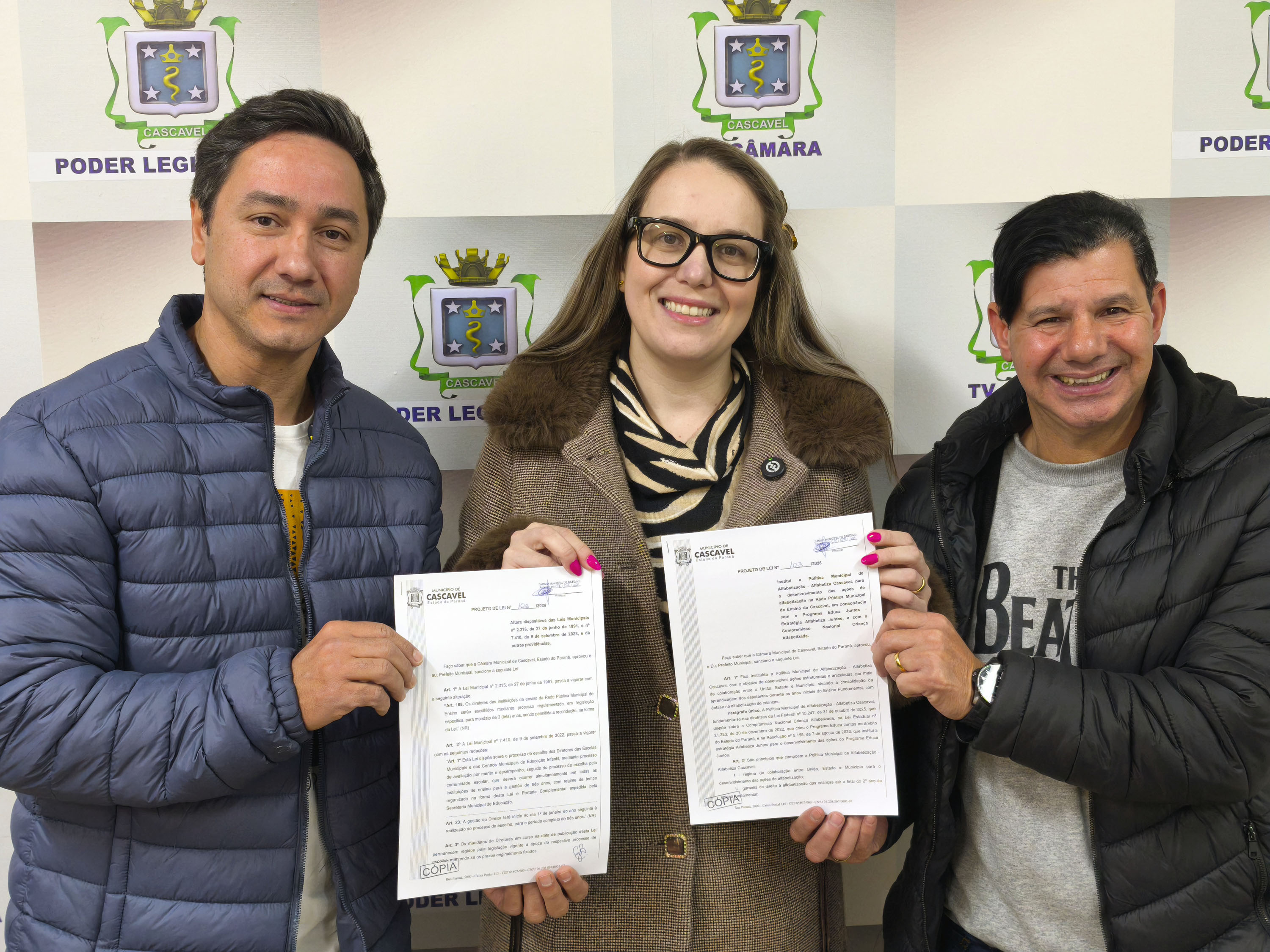A secretária Gislaine Buraki entre o vereador Rondinelle Batista e o 1º vice-presidente Serginho Ribeiro