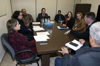 O relator do projeto na Comissão de Economia, vereador Mazutti (ao fundo no centro), ouve explicações dos representantes da Prefeitura