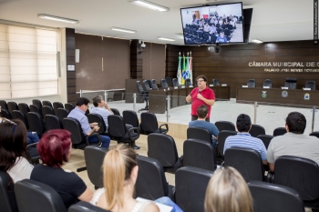 O fotógrafo e assessor Fábio Conterno fala aos participantes, que incluíram servidores e pessoas da comunidade