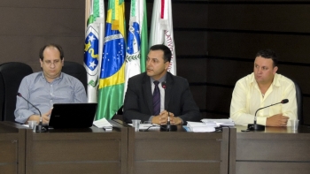 O vereador Ganso sem Limitem, seu advogado e seu assessor