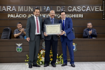 Edson Morais recebe a placa comemorativa do presidente Alécio Espínola e do proponente da homenagem, vereador Olavo Santos