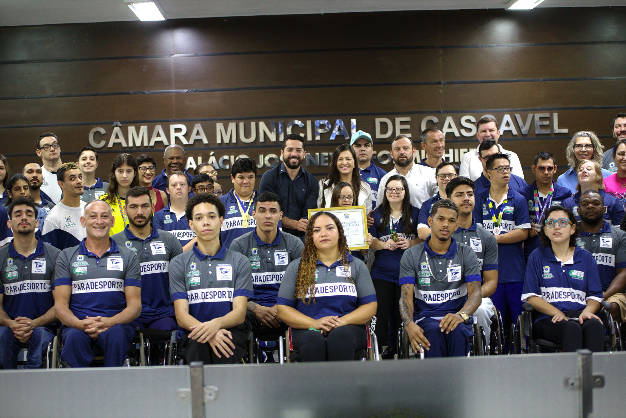 Equipe de Paradesporto recebe a homenagem do presidente Tiago Almeida (ao fundo, no centro)