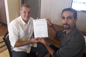 Carlinhos entrega ao deputado Roman os requerimentos sobre as escolas do Interlagos e do Morumbi