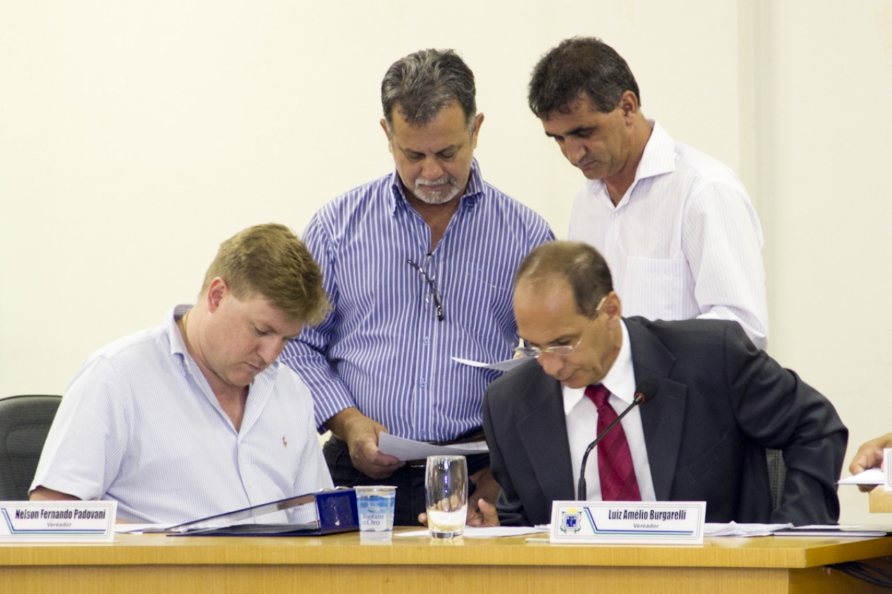 Burgarelli (sentado, à direita) assume a vaga de Rios (em pé, à direita)