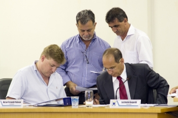 Burgarelli (sentado, à direita) assume a vaga de Rios (em pé, à direita)