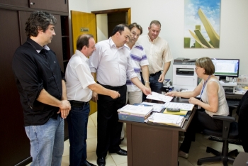 ​​Protocolada nesta segunda-feira, emenda com maior número de apoiadores prevê reajuste de 20%