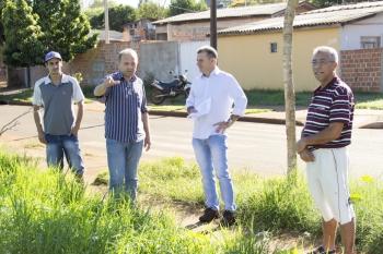 Vasatta e Faust no local onde será implantada a cancha sintética do bairro Morumbi