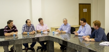 Vereadores reunidos com o secretário municipal de Saúde