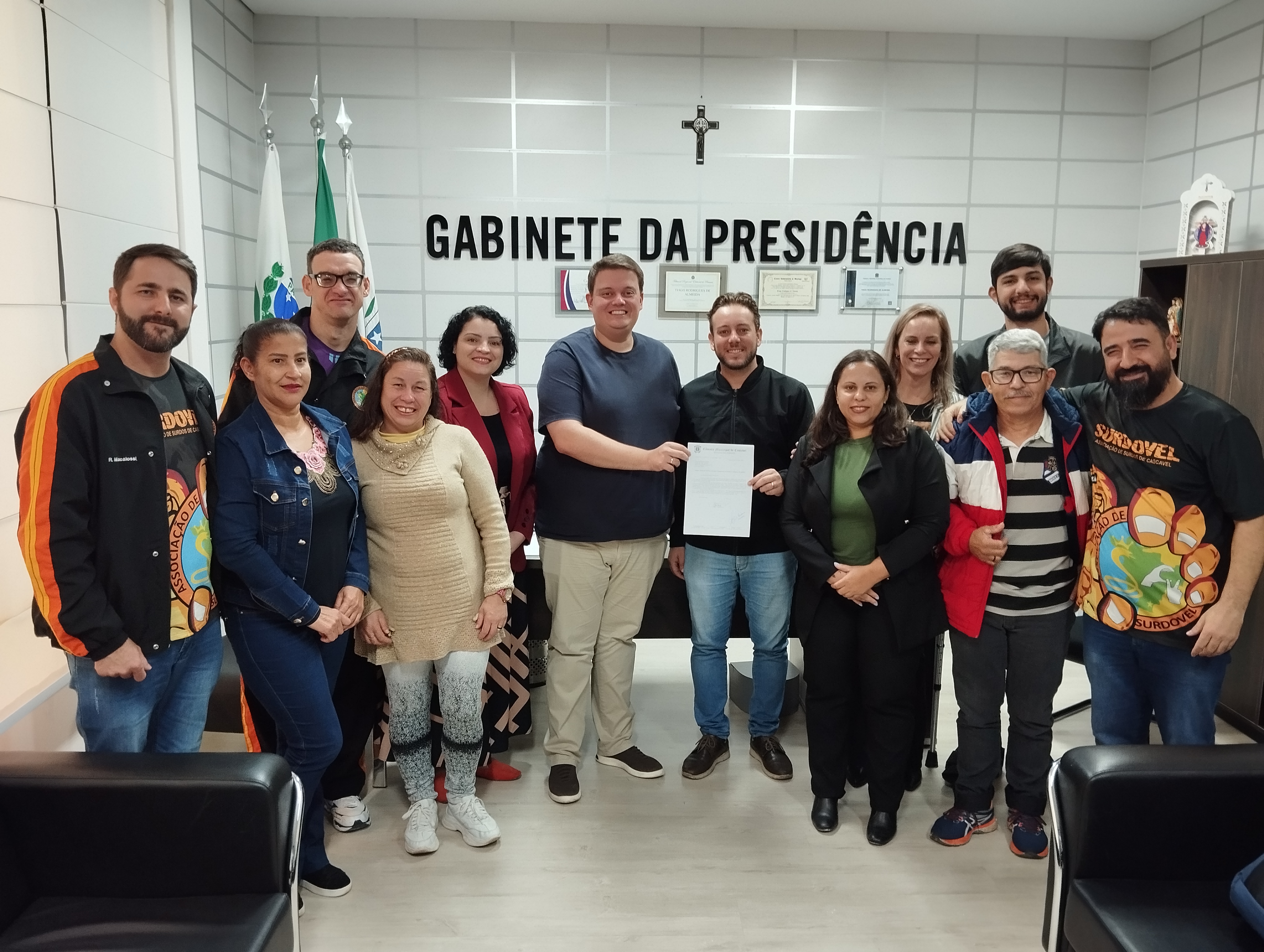 João Diego e Luis Eduardo (centro) com a comitiva que veio para apresentar o pedido