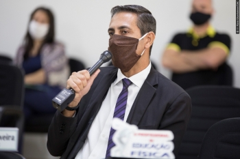 Vereador Carlinhos festeja ao ver sua proposta de Centro de Bairros, por estar se efetivando com os investimentos na infra estrutura das avenidas.