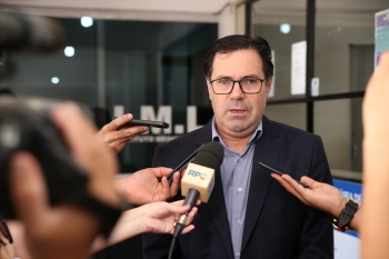 Presidente da Câmara atende a imprensa na saída do IML, após entregar pedido de informações