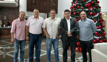 Marcos Vinícus de Almeida (centro) com vereadores e o presidente da Fundetec