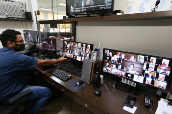 Técnico da Câmara realiza simulação de sessão virtual em sistema de videoconferência