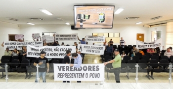 Moradores do Jardim Veneza em protesto na Câmara