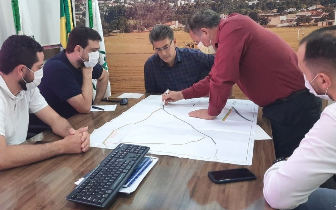 Na reunião, Melo mostrou ao prefeito Paranhos algumas das principais demandas do distrito