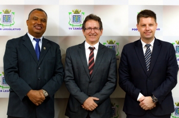 O presidente Mazutti (centro), o secretário Cidão da Telepar (esq.) e Pedro Sampaio (dir.)