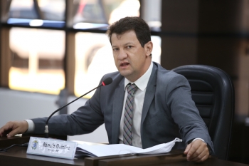 O líder da bancada de situação, Romulo Quintino, explica aos vereadores o propósito das bolsas