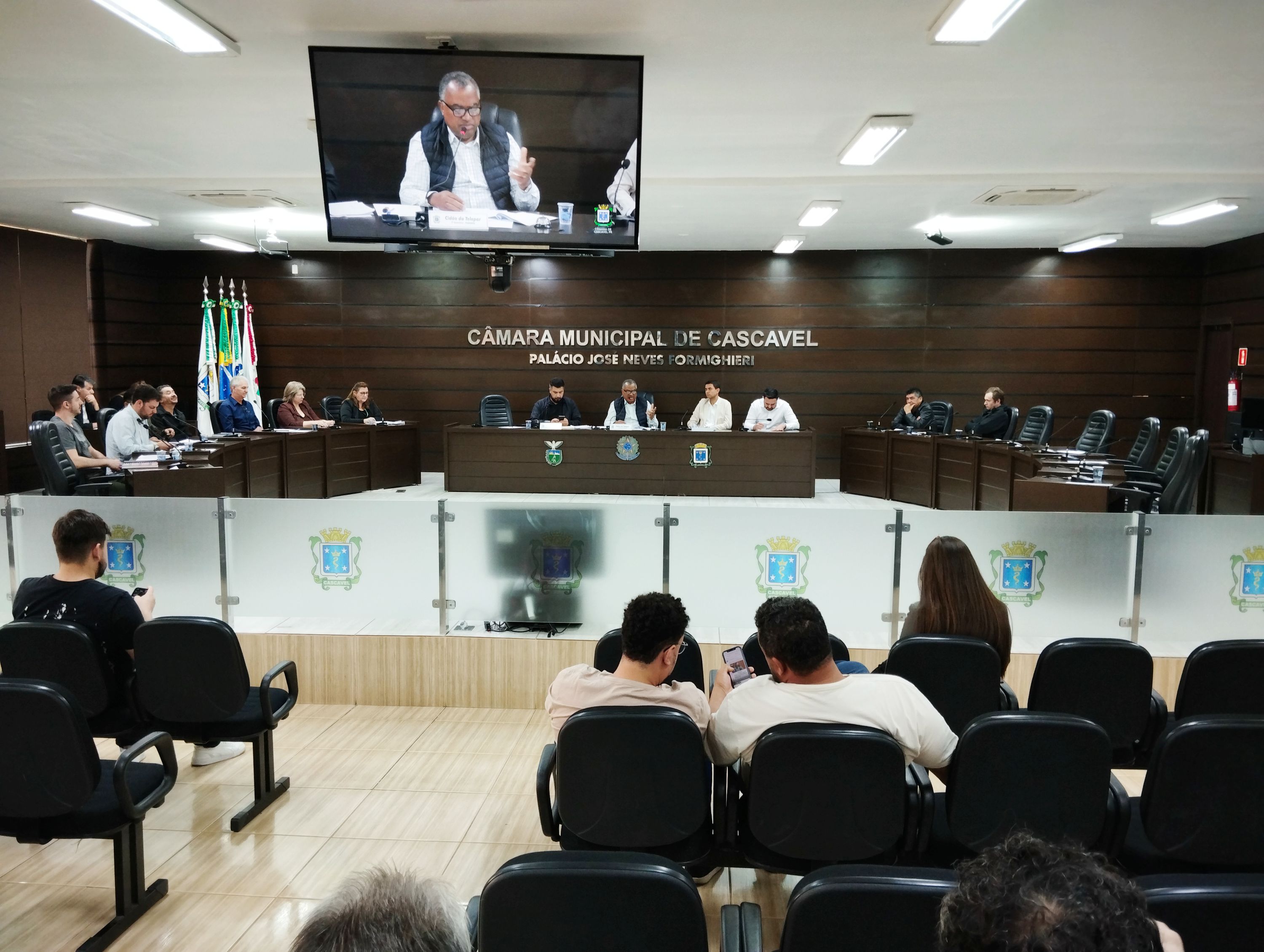 Presidente da Comissão, vereador Cidão da Telepar conduziu a reunião com integrantes do Executivo