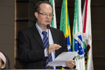 Sanderson agardece homenagem