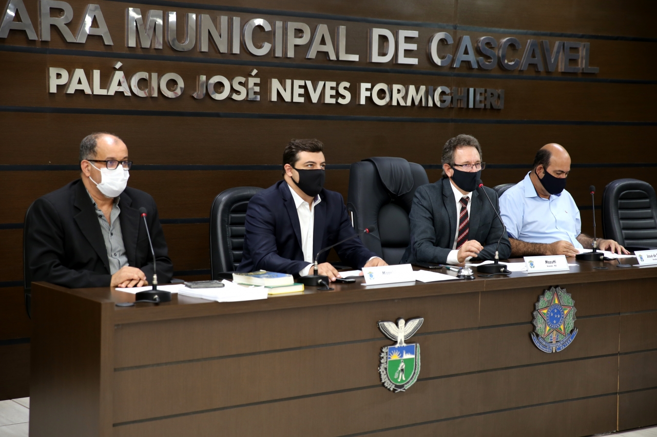 Da esquerda para a direita, o diretor Mario Galavotti e os vereadores Misael, Mazutti e Josué na mesa que coordenou a audiência