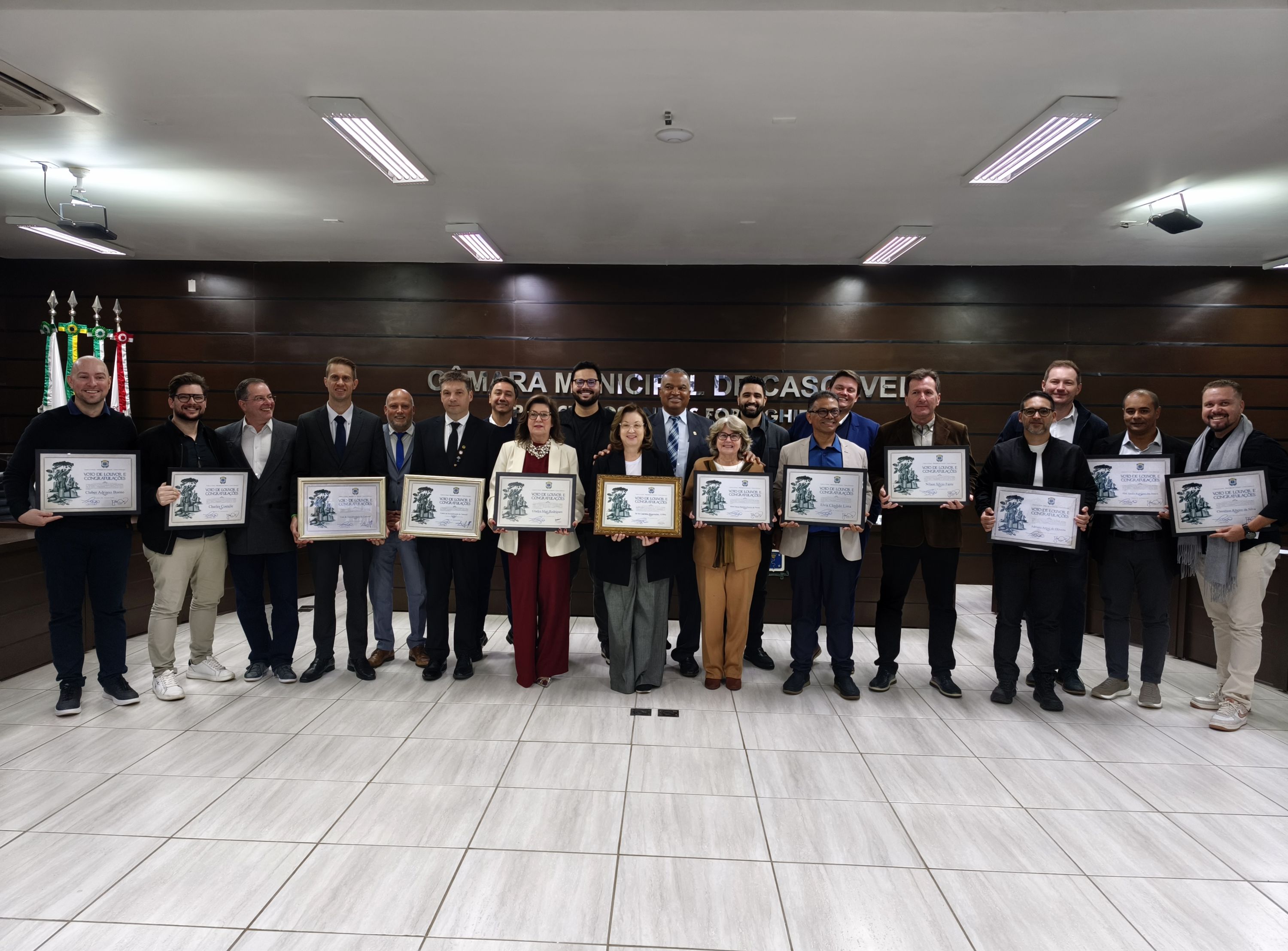 Ao final da solenidade, os homenageados posaram para foto com seus quadros