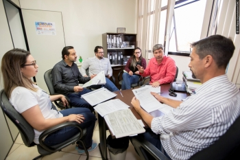 Vereadores se reuniram com assessoras da Comissão na sala do presidente Carlinhos (dir.) para analisar projetos