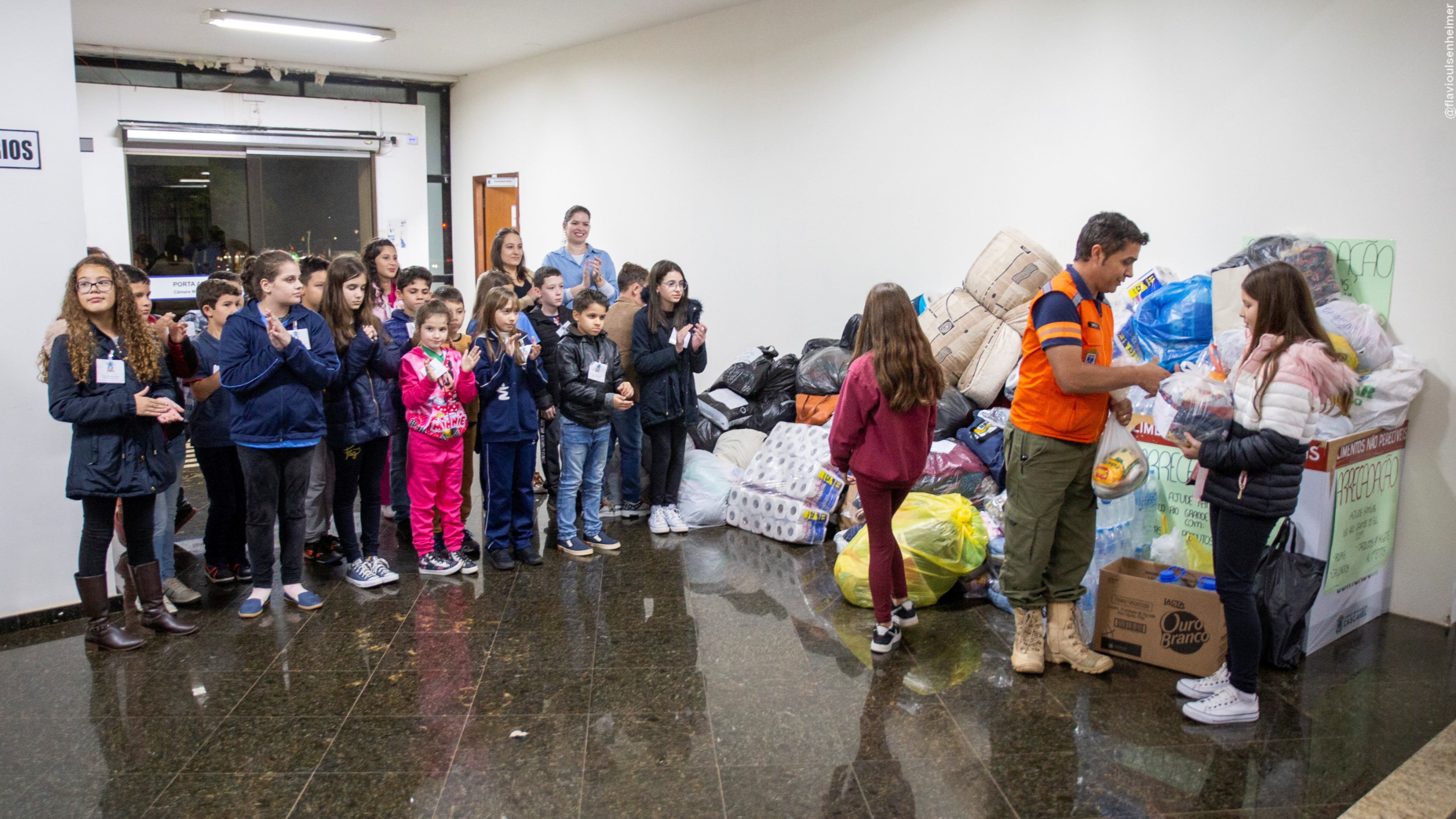 Crianças da Câmara Mirim fazem entrega dos donativos à Defesa Civil
