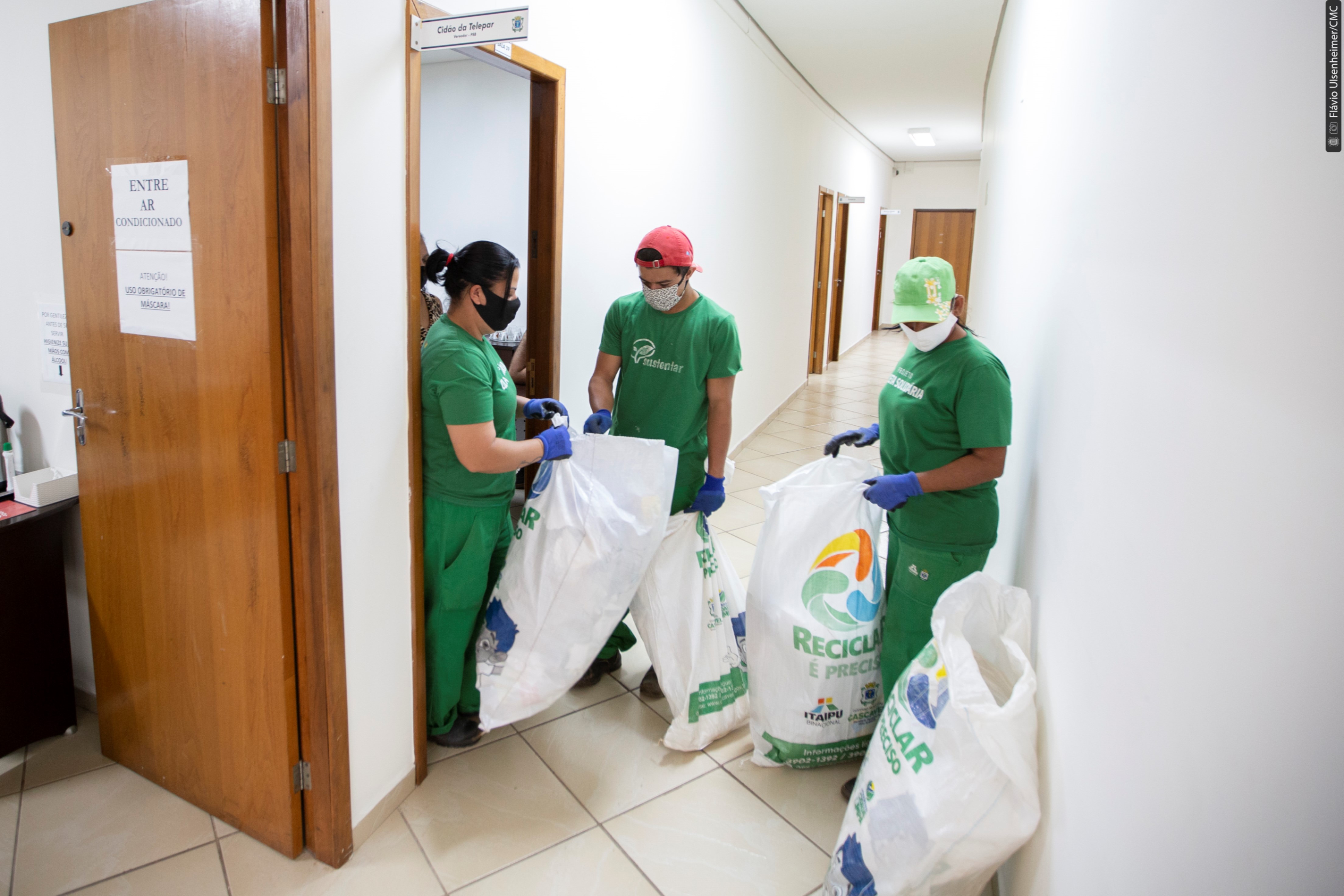 Representantes da Cootacar passaram pelos gabinetes e salas da Câmara recolhendo o material reciclável